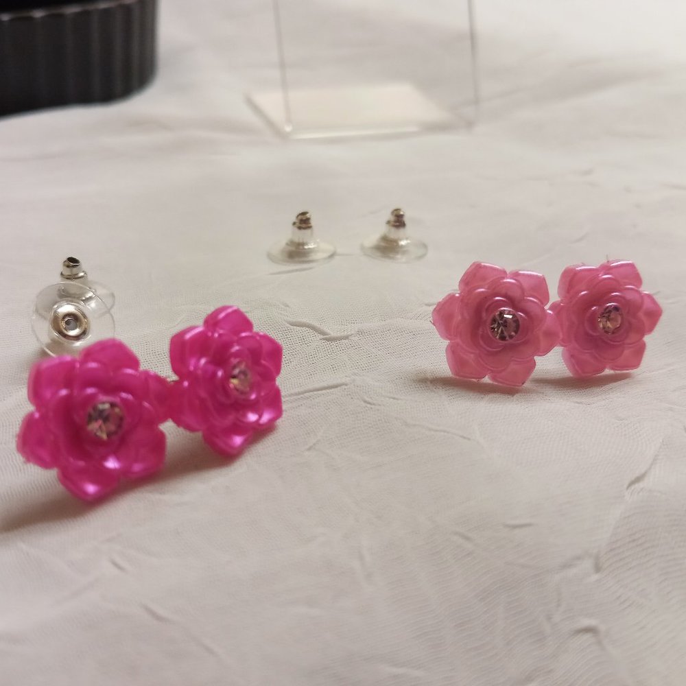Two Pair Handmade Hand Crafted Glued Resin Flower Stud Earrings Jewelry #50 - Picture 1 of 13